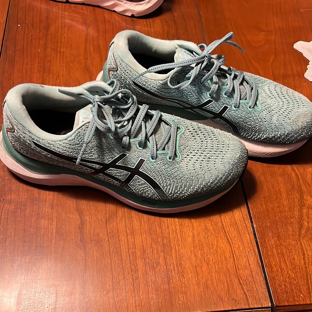 ASICS women’s gel-cumulus 24 size 8.5